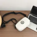 Minimalistische weiße Umhängetasche mit schwarzem Gurt und Logo für den täglichen Gebrauch. - Weiß