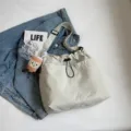 Bolso de hombro de lona ligera casual para mujer, bolsa tote de cercanías de gran capacidad. - Blanco + Café divertido