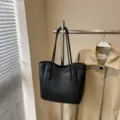 Black large capacity shoulder tote bag for women, stylish commuting casual design. - Tote Bag (11051273) / Black