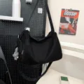 Lässige schwarze Umhängetasche mit großem Fassungsvermögen für Reisen und Alltag. - Schwarz + Knoten