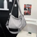 Lässige, große graue Umhängetasche Schultertasche für Damen und Herren Alltag Reise Sport Fitness. - Grau + Twist Knoten