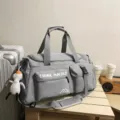 Graue sportliche Reisetasche mit grossem Fassungsvermögen und Schultergurt für Fitness. - Grau + Große weiße Ente