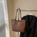 Brown PU leather tote bag for women, large capacity casual shoulder bag for daily commuting. - Tote Bag (11051273) / Coffee