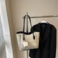 Große Kapazität Damen Tote Bag, beige Retro Stil PU Leder Rand lässige Umhängetasche. - Stil mit Anhänger (11051273) / Beigegrau