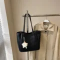 Schwarze Shopper Tasche Große Kapazität Damen Umhängetasche mit süßem Plüsch Anhänger - Stil mit Anhänger (11051273) / Schwarz