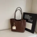 Elegante braune PU Leder Handtasche für Damen, große Kapazität lässige Umhängetasche Alltag. - Stil mit Anhänger (11051273) / Kaffeebraun
