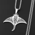 Collana con ciondolo di trigone in acciaio inossidabile, dettaglio design tribale. - Argento A