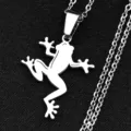 Nahaufnahme detail der silbernen edelstahl frosch anhänger halskette mit feiner kettenstruktur. - Silber Stil A / 50cm Kettenlänge / Silber