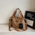 Khaki Reise-Sporttasche für Damen, lässige Fitness-Tasche mit süßem schwarzen Katzen-Anhänger - Kaffee Mit Katze