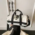 Kleine waterdichte sport yoga fitness sporttas voor dames, witte cilindrische reisschoudertas. - L / Wit