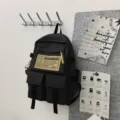 Stilvoller schwarzer Rucksack mit mehreren Taschen für Alltag, Schule und Reisen. - Schwarze Einzelne Tasche