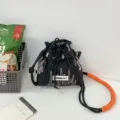 Schwarze Kordel-Eimer Tasche mit bunter Stickerei und orangefarbenem Gurt für Outdoor-Freizeit. - Basisstil / Schwarz