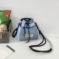 Lässiger Kordelzug-Eimerbeutel mit Mesh-Tasche und dickem Riemen für den täglichen Outdoor-Einsatz - Basisstil / Blau