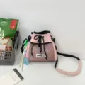 Lässiger pinker Kordelzug Beutel, Nylon-Netz-Umhängetasche, farbblockierende Handytasche - Mit Anhänger / Rosa