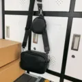 Zwarte PU lederen crossbody telefoon tas met klein muntvak, brede riem en casual dagelijks ontwerp. - Zwart