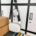 Witte casual schoudertas crossbody tas met brede band en klein muntentasje voor dames. - Wit