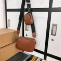 Bruine crossbody tas voor vrouwen, PU lederen schoudertas met kleine muntzak en brede riem. - Bruin