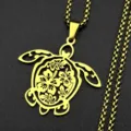 Collar con colgante de tortuga marina dorada con detalle floral hueco, joya elegante y fina. - Dorado