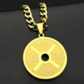 Nahaufnahme der goldenen Hantelscheiben Anhänger Halskette, detaillierter Fitness Punk Schmuck. - Gold