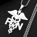 Edelstahl medizinisches Symbol RN Anhänger Halskette Detailansicht, feines Arztschmuck Design. - Silber
