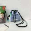 Lässiger Kordelzug-Eimerbeutel mit Kontrastfarbe, leichte Mesh-Umhängetasche für Outdoor-Sportarten. - Mit Anhänger / Blau
