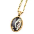 Collana con ciondolo ovale in acciaio inossidabile dorato con elegante design in pietra marbrata. - Oro A