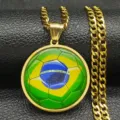 Primo piano di una collana in acciaio dorato con un ciondolo a sfera con bandiera del Brasile. - 60CM / Oro