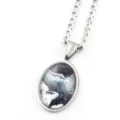 Collana con ciondolo ovale in acciaio inossidabile e motivo astratto fluido in bianco e nero. - Argento B