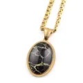 Collier de chaîne dorée avec un élégant pendentif ovale à motif marbré noir et or. - Or C