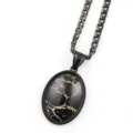 Collier pendentif ovale en pierre craquelée noire et dorée avec chaîne foncée. - Noir C