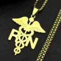 Goldfarbene Edelstahl medizinische Symbol RN Anhänger Detail Nahaufnahme Halskette Schmuck. - Gold