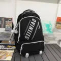 Schwarzer Rucksack mit grossem Volumen, weissen Reissverschlüssen und coolem Print für Schule. - Schwarz + Knoten