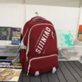 Großer Freizeit Campus Rucksack in Rot mit weißen Akzenten und praktischen Fächern. - Rot + Knoten