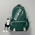 Grüner Rucksack mit großem Fassungsvermögen für Schüler und stilvollem Anhänger - Grün + Langbeiniger Hase Schachbrettmuster