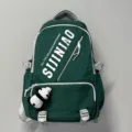 Grosse dunkelgruene Schultertasche mit modischem Buchstabenprint und Pandanhaenger. - Grün + Panda
