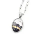 Collier avec pendentif ovale argenté et pierre précieuse artistique noire et dorée. - Argent F