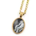 Collier à grosse chaîne dorée avec élégant pendentif ovale en pierre précieuse abstraite. - Or H