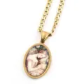 Collier chaîne gourmette doré vintage avec pendentif ovale et design de peinture classique. - Or I