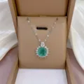 Elegante grüne Edelstein-Halo-Anhänger-Halskette mit funkelnden Zirkonsteinen verziert. - X0909 Smaragd Edelstein (Stahlfarbe)