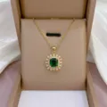 Elegante Smaragd Edelstein Halskette mit funkelnden Zirkonia Diamanten in Goldoptik. - Rechteckiger Smaragd-Stil (X0401)