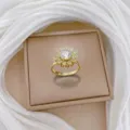 Exquisiter goldener Zirkonblütenring mit zartem Blütendesign und funkelndem Mittelstein. - Mehrschichtiger Blütenblattring (J0016) / Gold