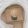 Eleganter goldener Blumenring mit glänzenden rosa und weißen Zirkoniasteinen für Damen. - Rosa Strass Blumenring (J0366)