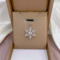 Elegante silberne Schneeflocken-Anhänger Halskette mit funkelnden Zirkoniasteinen für Damen. - Schneeflockenform (X3605)