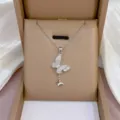 Silberne Schmetterlingskette mit Perlmutt und funkelnden Zirkonia Anhänger schickem Schmuck - Doppel Schmetterling Silber (X0668)