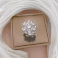Eleganter mehrschichtiger Blumenring mit funkelndem Zirkonia, stilvoller Silberschmuck. - Silberner 3D-Blumenring (J0365)