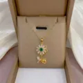 Elegante Gold Titanstahl Halskette mit funkelndem Zirkon Blumenanhänger und bunten Kristallen. - Farbige Strasshalskette (X0571)