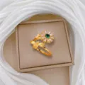 Eleganter goldfarbener Ring mit funkelnder Zirkonblume und niedlichem Bienendesign Variante. - Bienen-Blumen-Ring (J0231)
