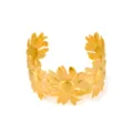 Goudkleurige roestvrijstalen zonnebloem armband detail, elegante bloemige bangle voor dames. - Zonnebloem (1141) / Goud