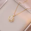 Elegante goldene Halskette aus Titanstahl mit Zirkonia Blumenanhänger für Damen im Alltag - Blumen Rotierender Stil (X0104) / Goldplattiert Rosa