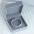 Detail van grijze fluwelen sieradendoos, elegante ring en armband geschenkverpakking. - Grijze Grote Geschenkdoos